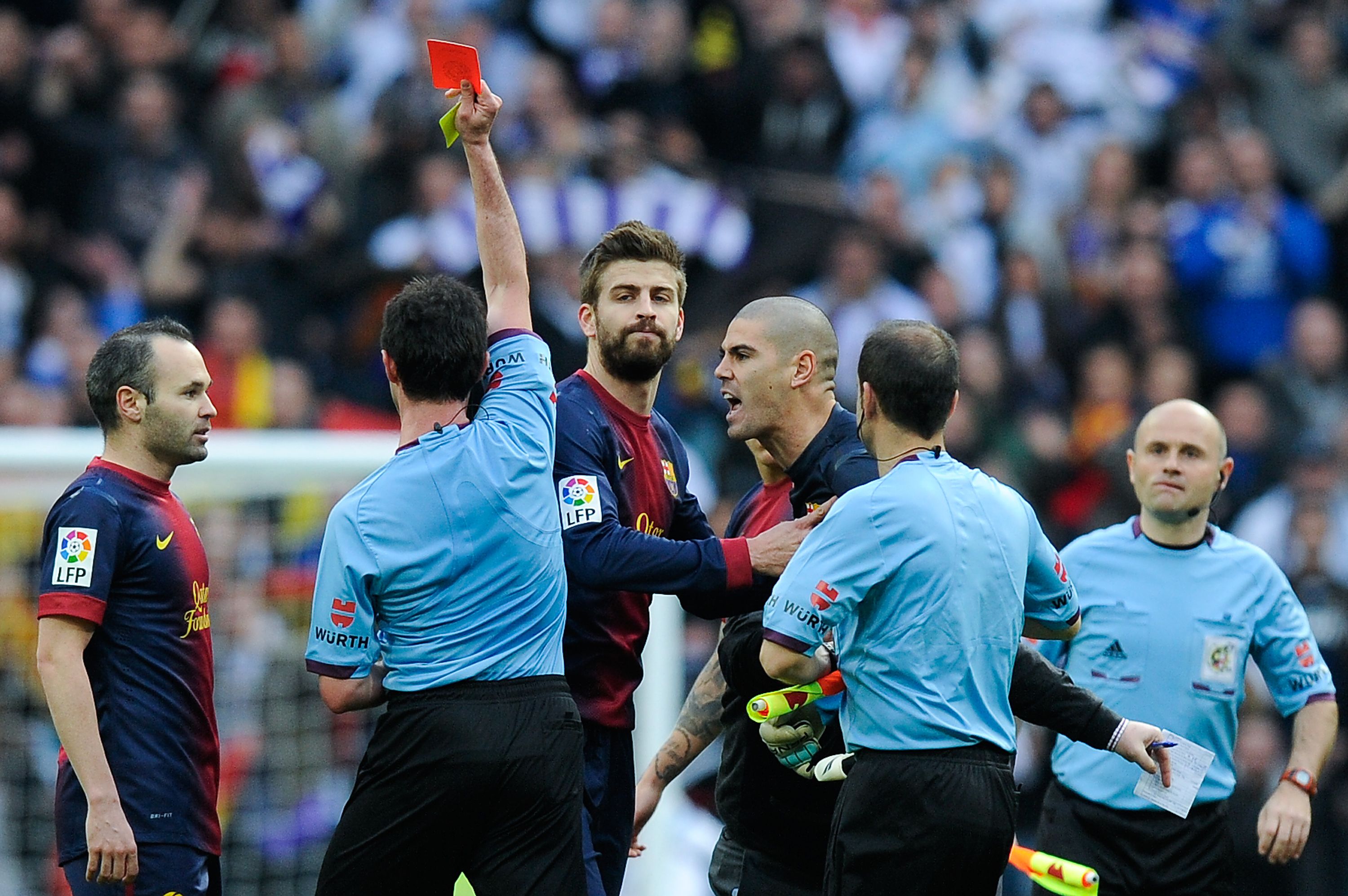 Barcelona goalkeeper Victor Valdes shouting at the referee and being shown a red card against Real Madrid (Goalkeeper.com)