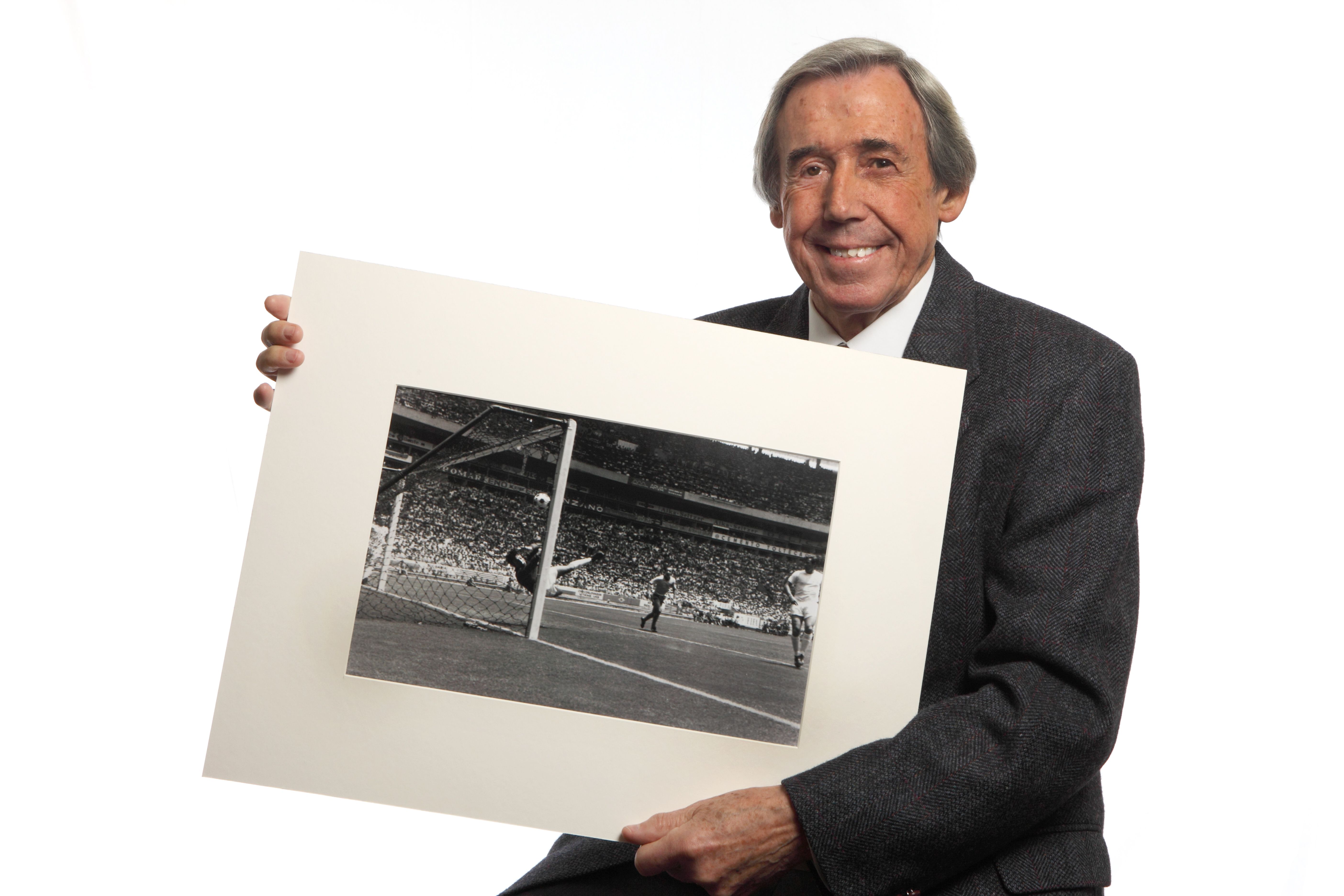 Gordon Banks holds a framed photo of his famous save against Brazil (Goalkeeper.com)