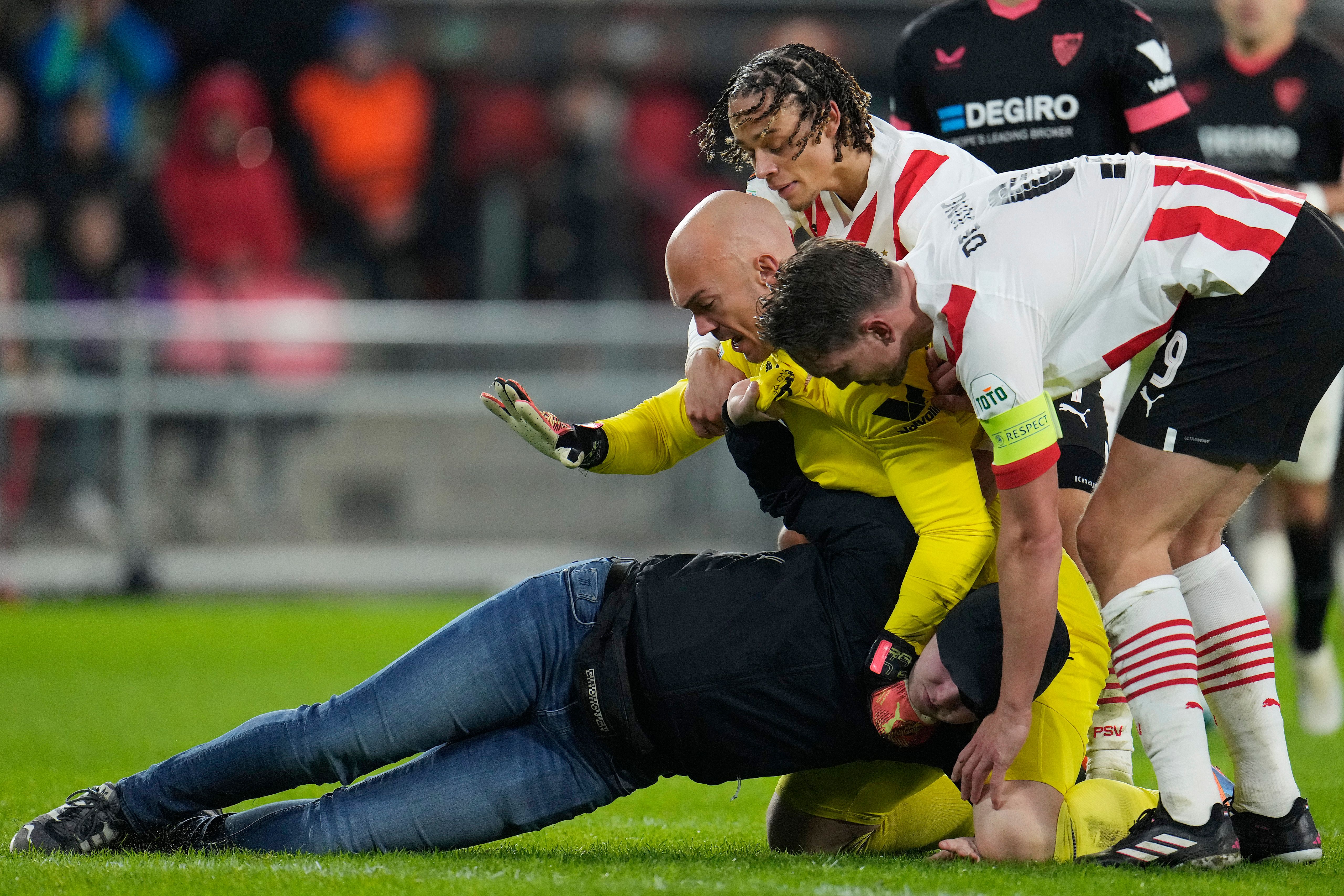 Sevilla goalkeeper Marko Dmitrovic attacked by a fan (Goalkeeper.com)