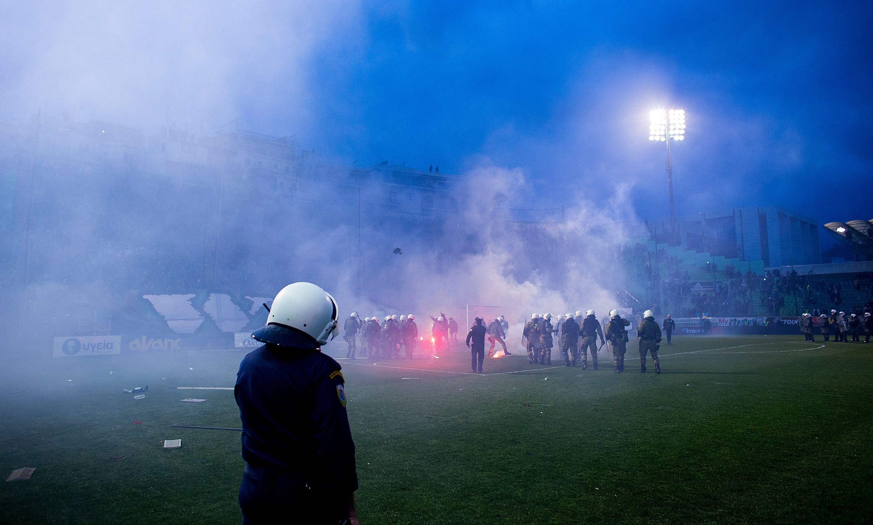 Police deal with football hooligans (Goalkeeper.com)