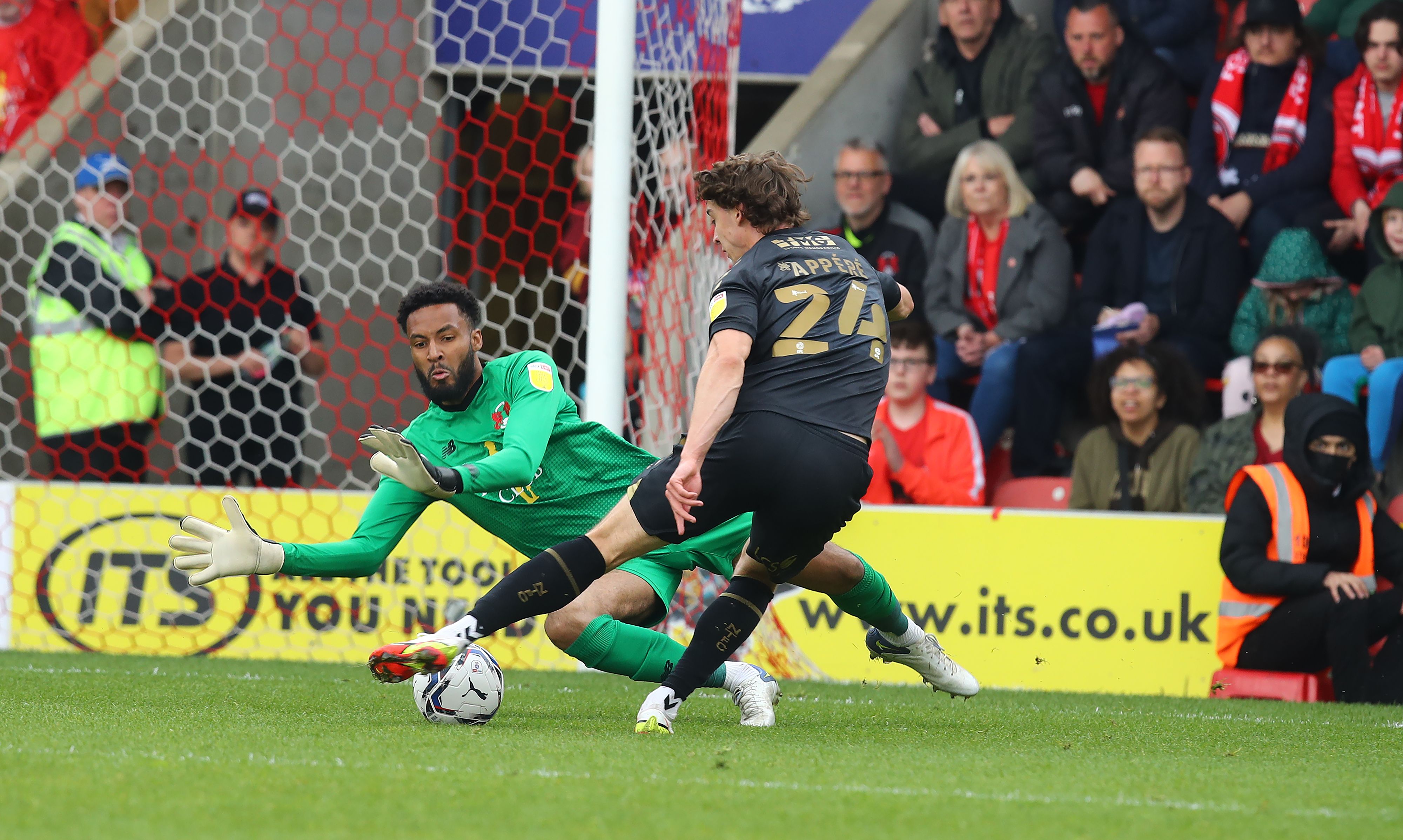 Lawrence Vigouroux saves a 1v1 (Goalkeeper.com)