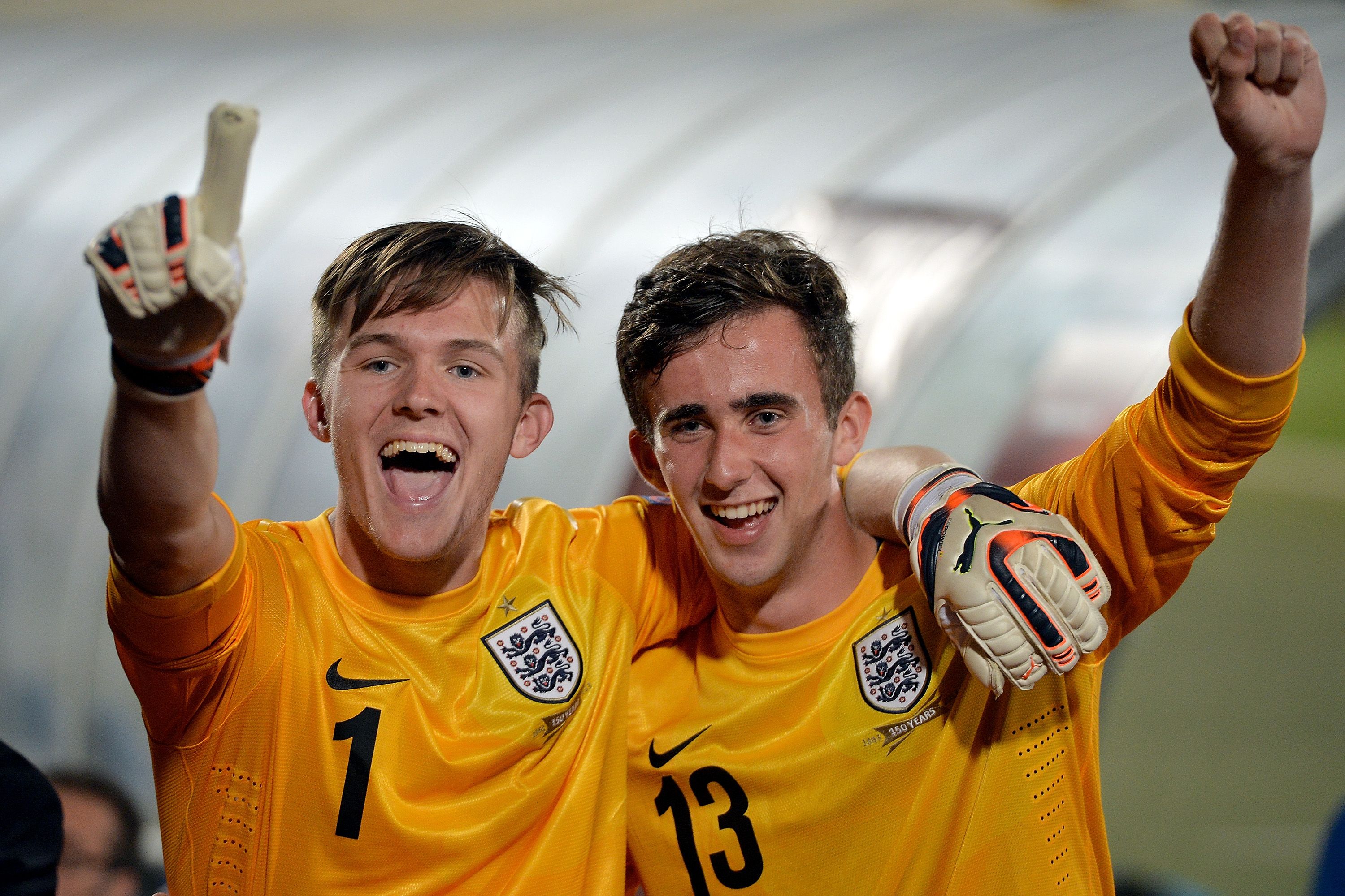 Freddie Woodman and Sam Howes celebrate winning the U17 Euros (Goalkeeper.com)