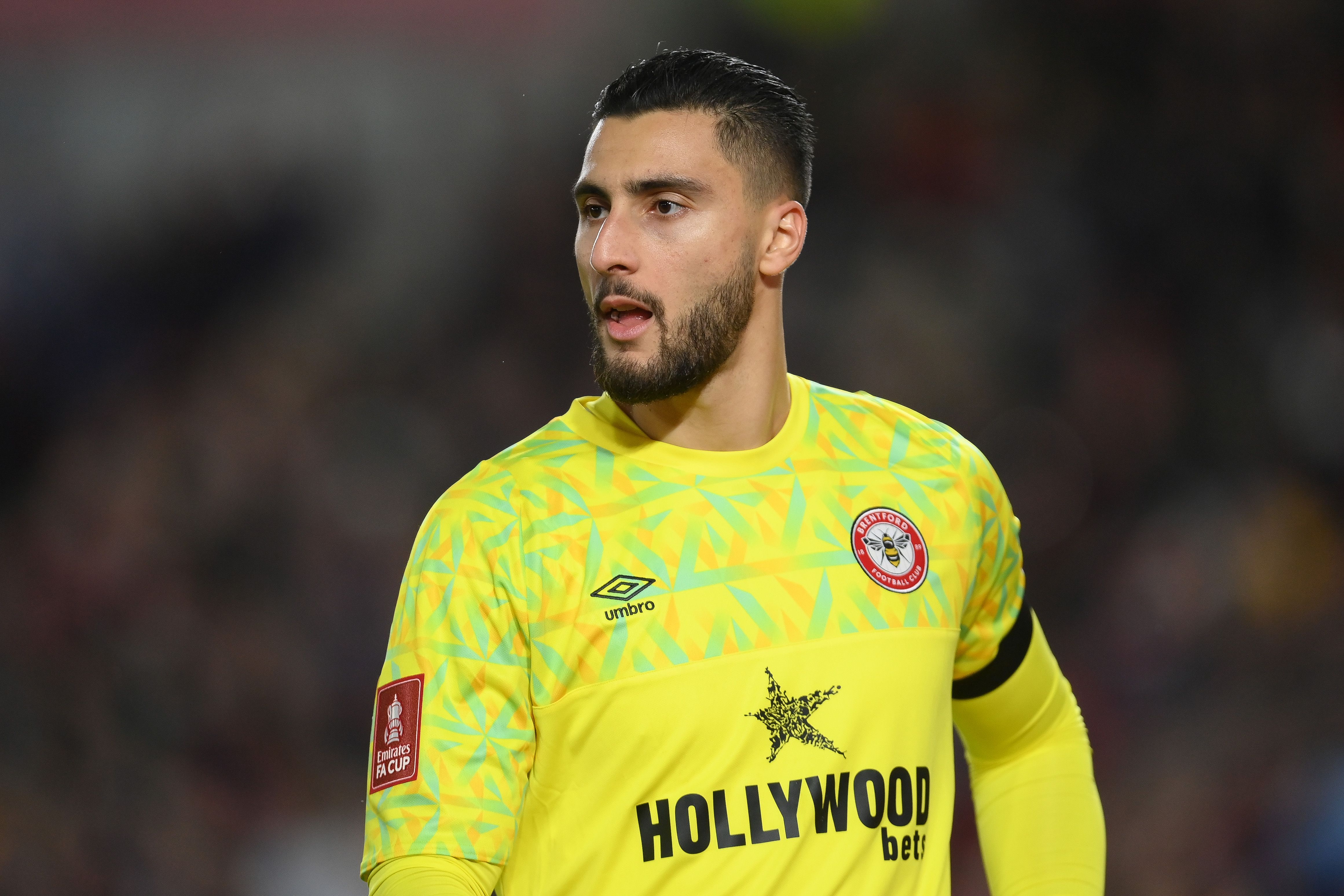 Thomas Strakosha wearing a yellow Brentford shirt (Goalkeeper.com)