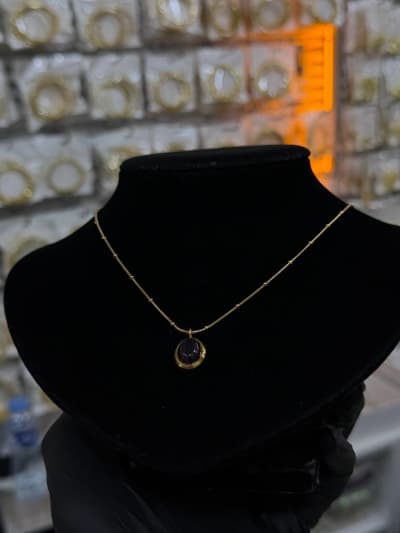 Colliers — Feather Pendant Q47, JAWHARA BOX