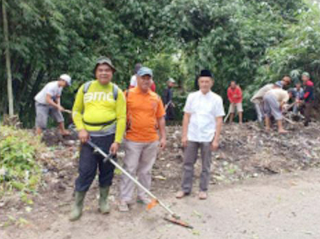 Warga Serungkuk Gelar Jum’at Bersih dengan Bergotong Royong Membersihkan Lingkungan