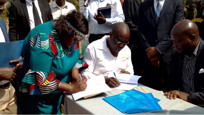 Governor Barasa watches as Violet Shivutse, Director of Shibuye CHW, and Habakkuk Khamaala, Chairperson of KACOFA, sign copies of the GDF 2023 Declaration.  
Photo credit: Boniface Mmbeshi, Shibuye CHW