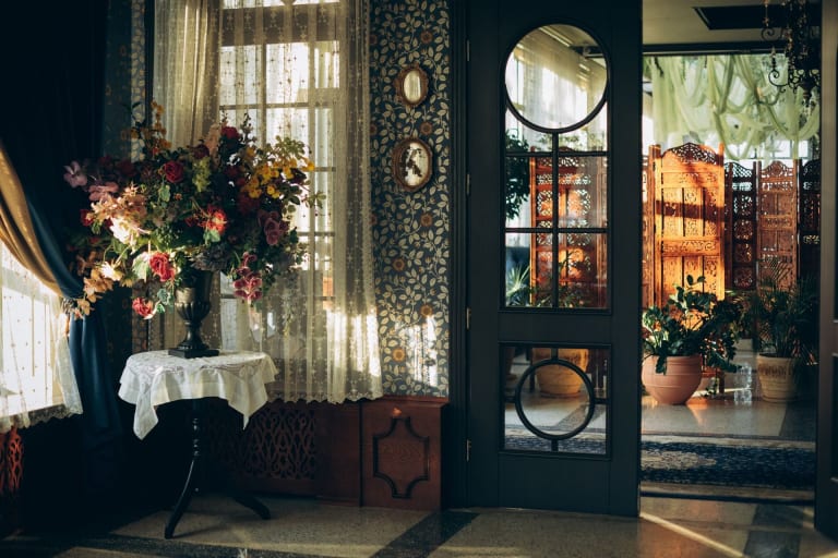 The Return of Vintage: Integrating Thrifted Decor into Modern Interiors