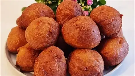 A Ghanaian vendor frying bofrot