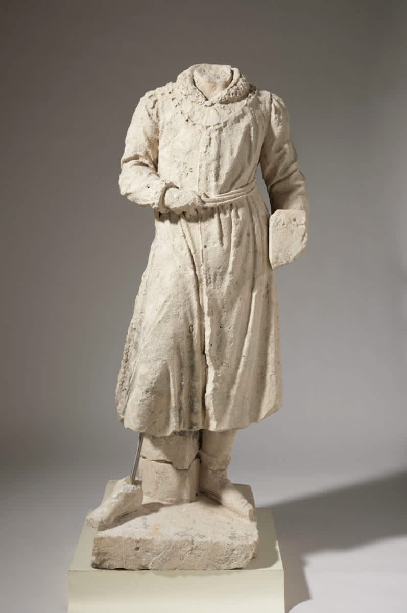 Künstlerbalustrade der Alten Pinakothek: Fragmentierte Figur des Jan van Eyck