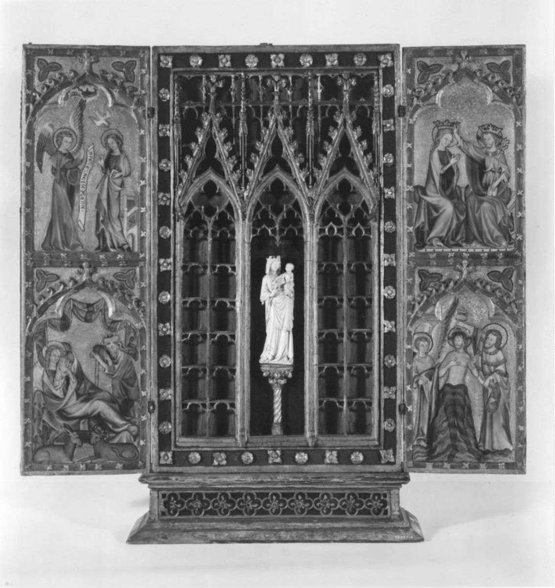 Reliquienaltärchen mit Verkündigung, Geburt Christi, Marienkrönung, Taufe Christi und nicht zugehöriger Elfenbeinstatuette der Muttergottes
Flügelaußenseite: Hl. Bischof und hl. Gereon