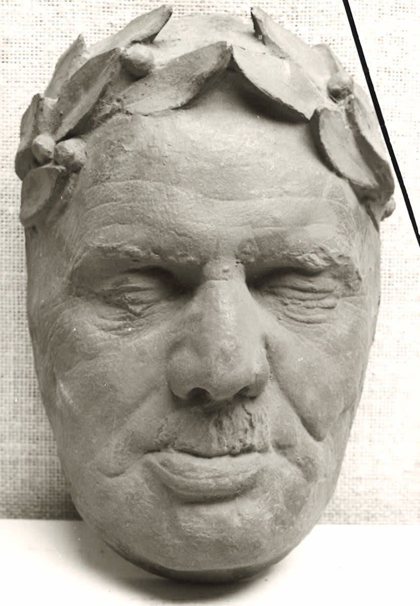 Totenmaske eines bekränzten Mannes