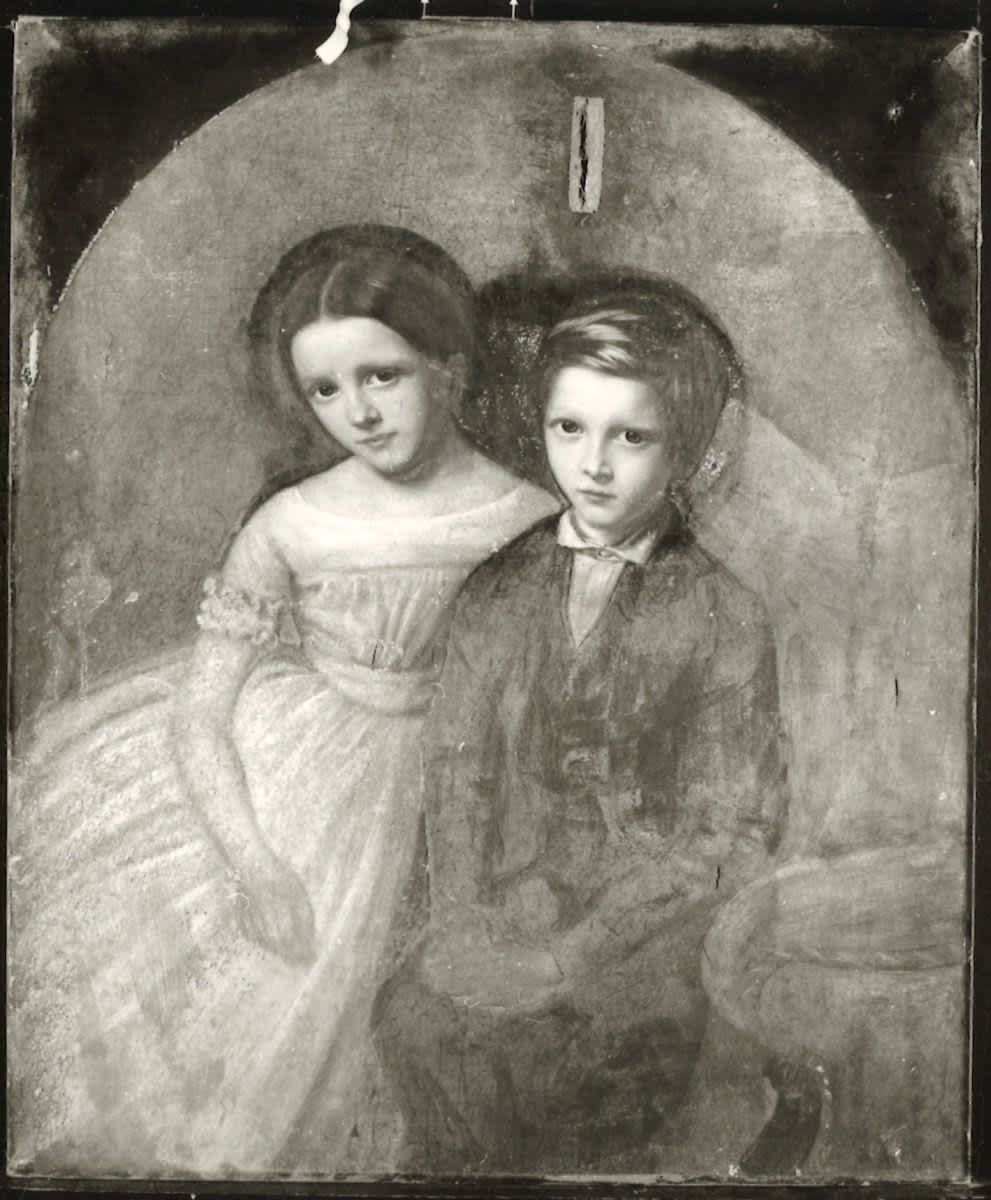 Sitzendes Kinderpaar