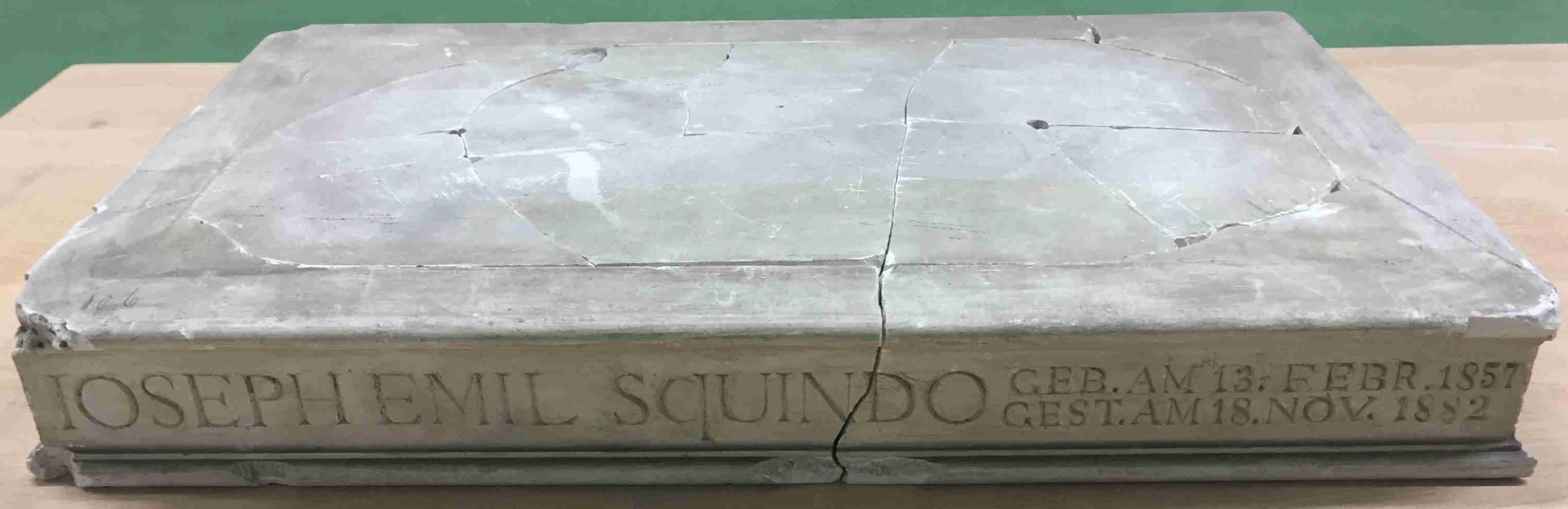 Plinthe zur Bildnisbüste des Malers Emil Squindo