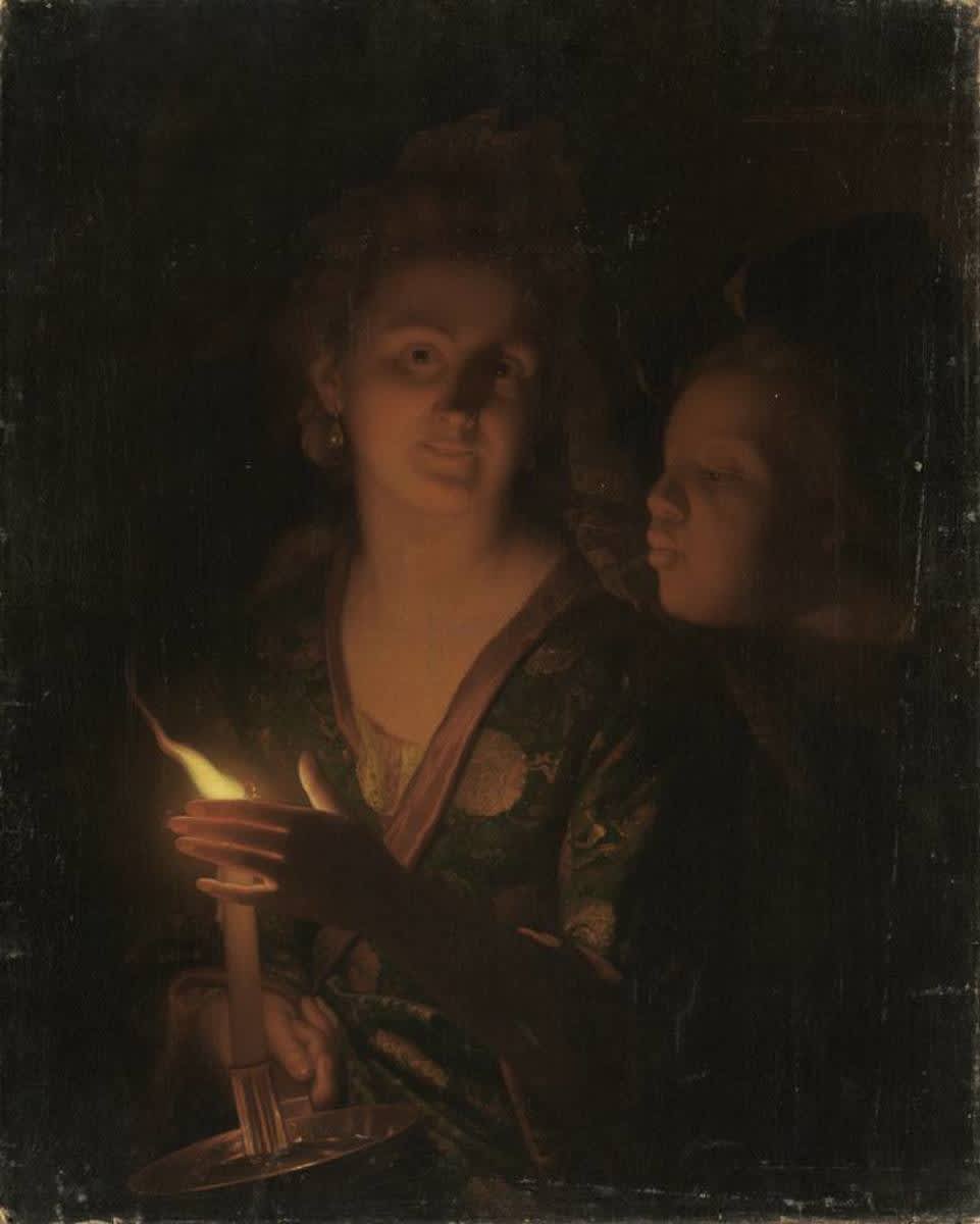 Ein Junge versucht einem Mädchen die Kerze auszublasen