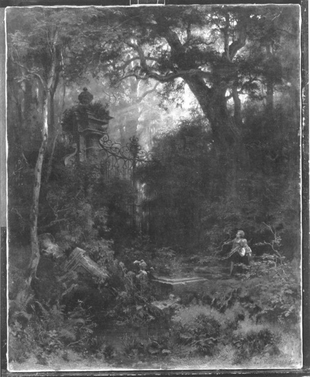 Waldpartie vor dem Eingang eines Parks bei Sonnenuntergang