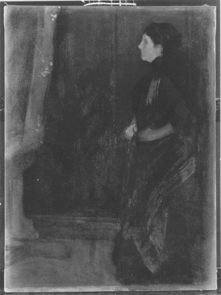 Stehende Frau in grünem Kleid