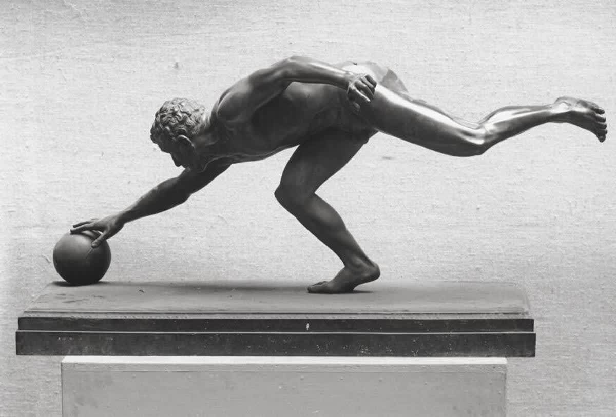 Männlicher Akt mit Ball