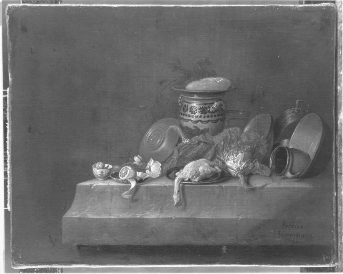 Stillleben mit gerupftem Huhn