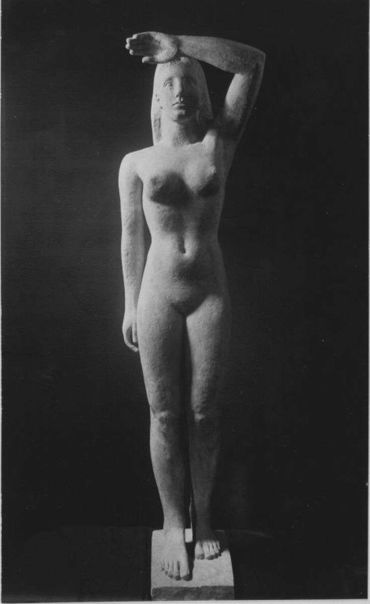 Stehende mit erhobenem Arm