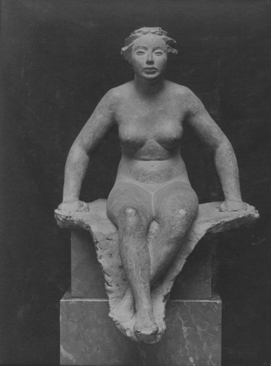 Sitzendes Mädchen