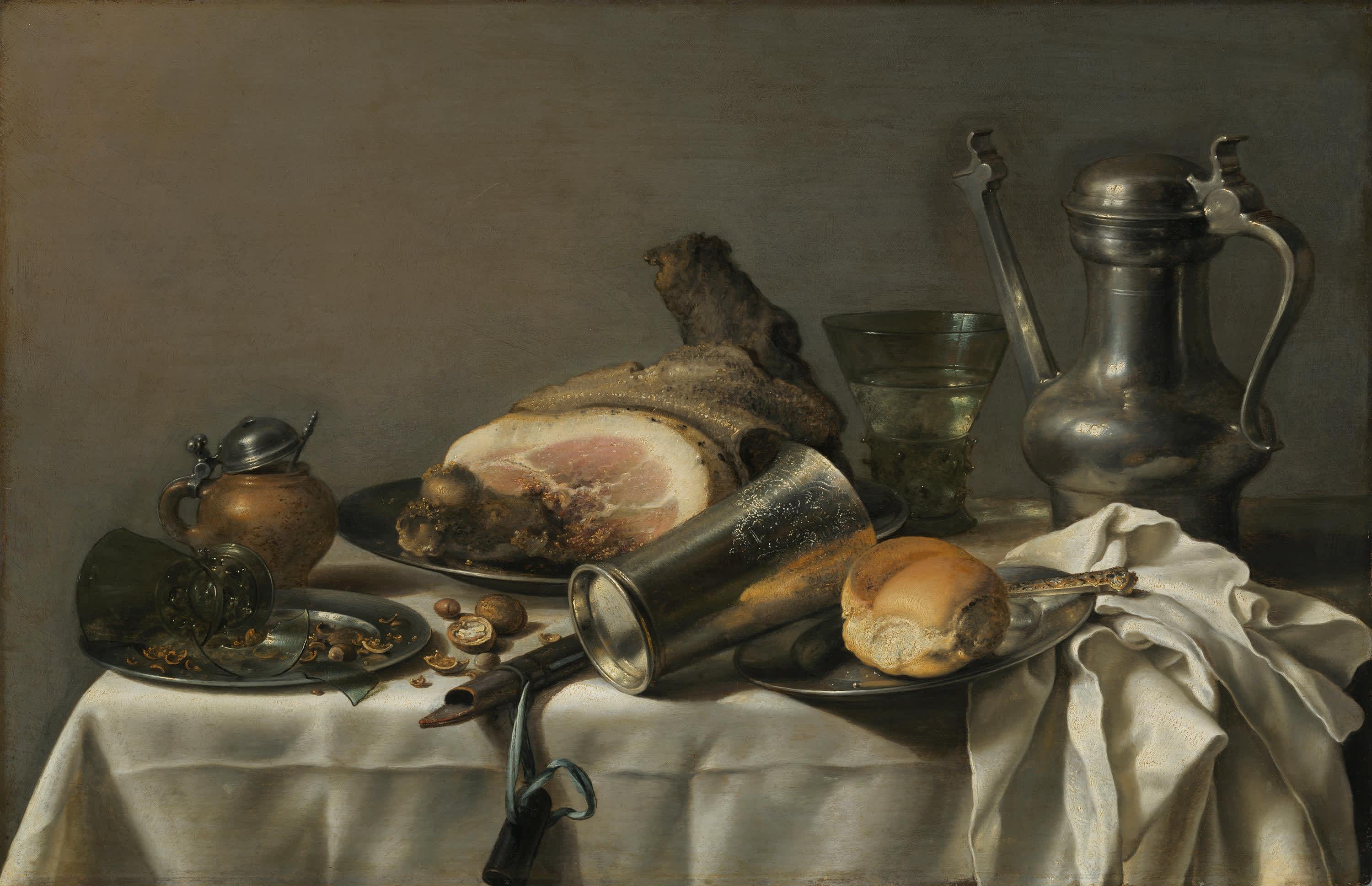Imbiss mit Zinnkanne, Schinken und Silberbecher