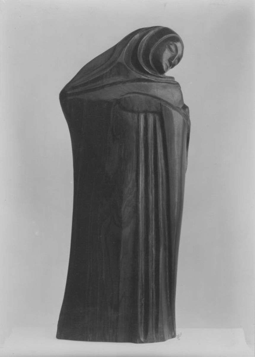 Stehende verhüllte Frau