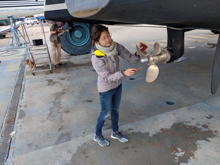 Cleaning the hull and changing the anodes (that protect the propellor from corrosion) before our big trip.