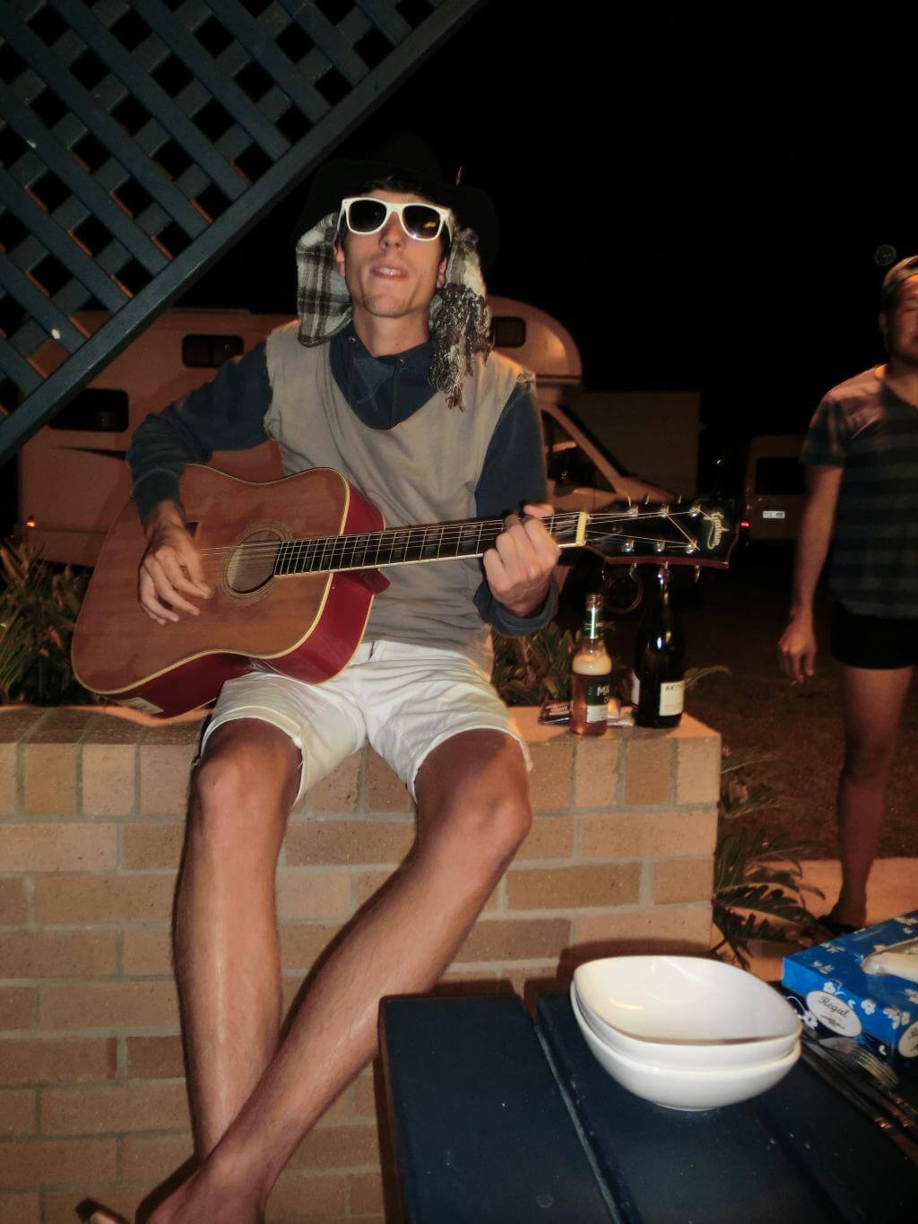 Juliens Babaschinkel ist recht dezent, da es seiner täglichen Kleidung sehr ähnelt. Franzose.