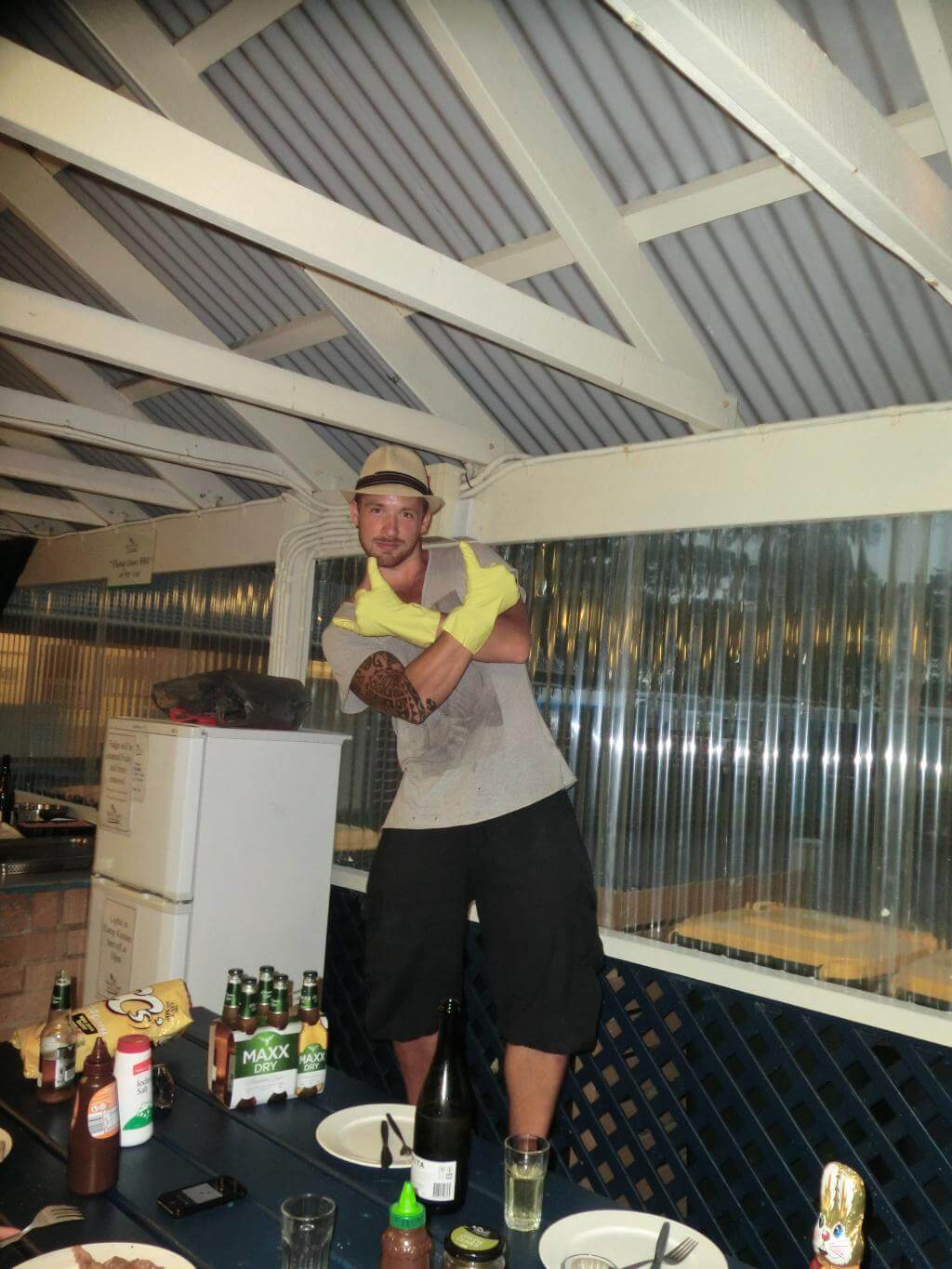 Roy mit zwei praktischen Babaschinkeln an den Händen