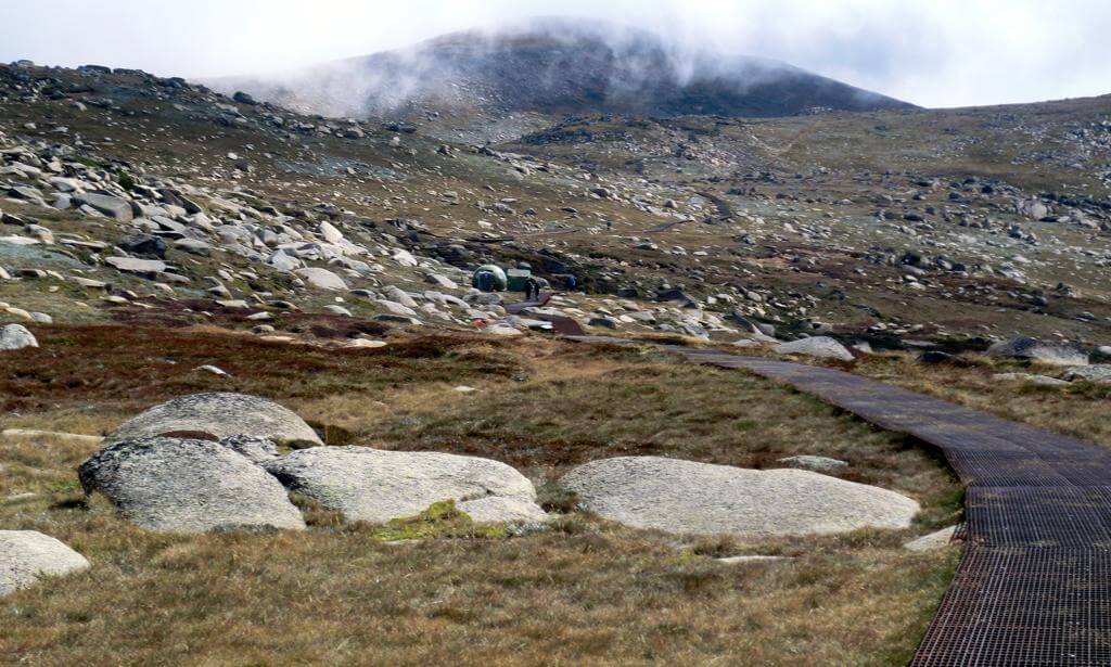 Folge dem Pfad zum Gipfel in den Wolken!