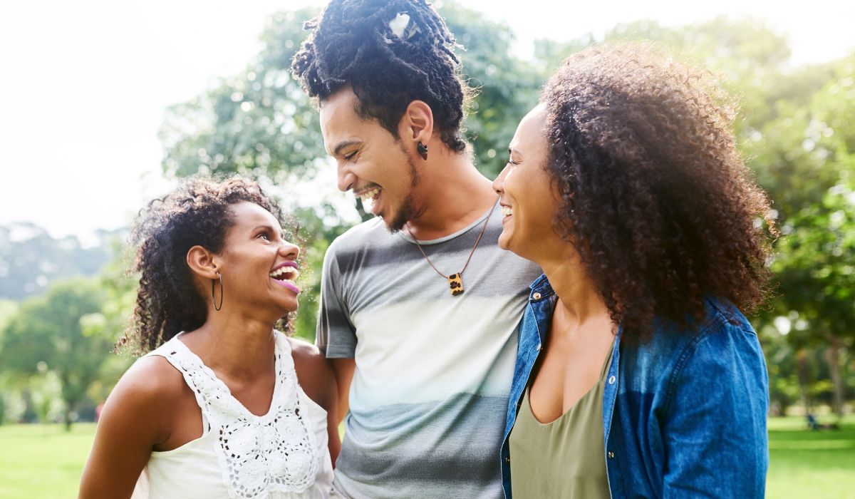Illustration representing the comparison between polyamorous and open relationship structures