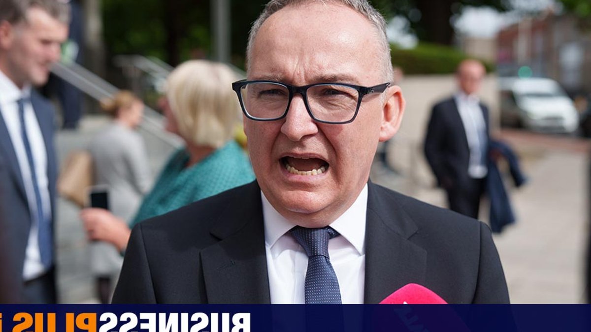 Solicitors Walk Out Over Fee Dispute - fee dispute