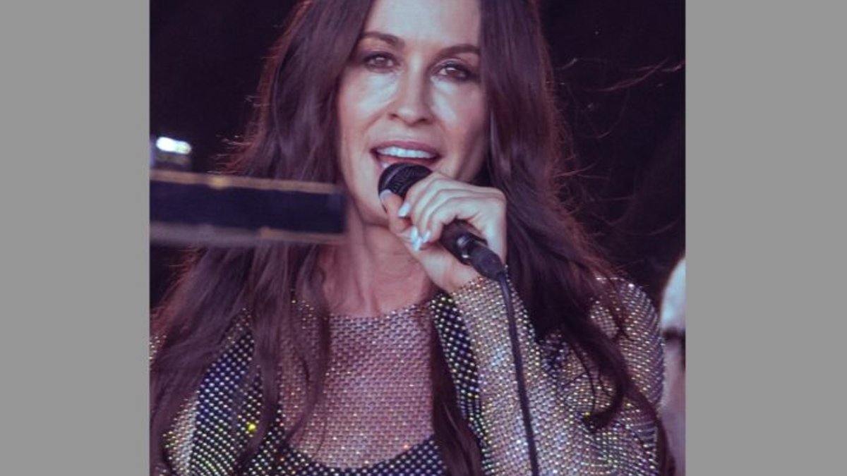 Alanis Morissette sues ex‑tour manager for extortion Alanis Morissette sues ex‑tour manager for extortion - alanis morissette lawsuit