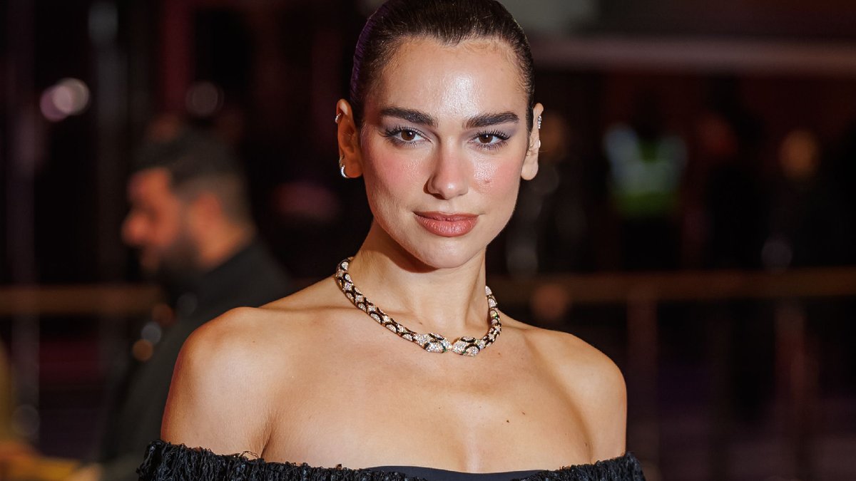 Dua Lipa adopts bold nail art in fresh look Dua Lipa adopts bold nail art in fresh look - bold nail art