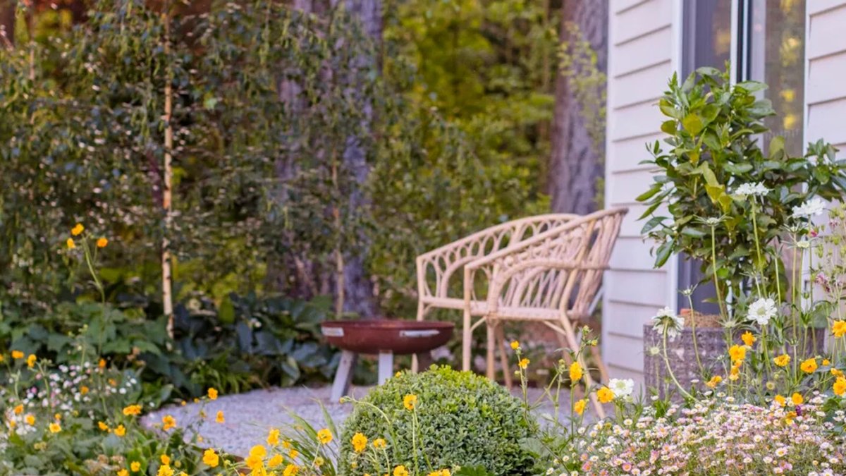 Charming cottage garden invites lazy afternoons of pottering - cottage garden