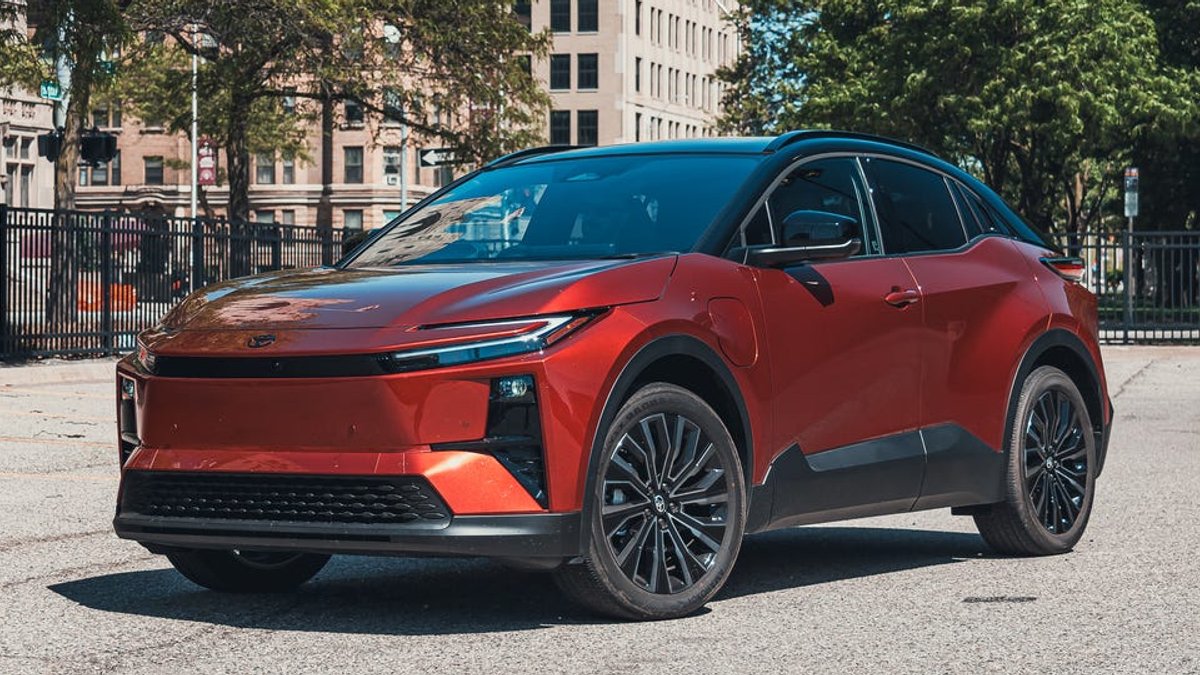 Toyota Recalls 10,000 C-HR EVs Over Battery Issues Toyota Recalls 10,000 C-HR EVs Over Battery Issues - battery issues