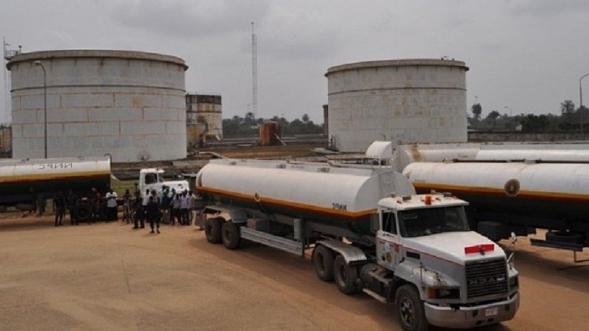 Edible-oil tanker drivers threaten strike in Nigeria NUPENG gives reasons it directed petroleum tanker drivers to embark on strike in Lagos.