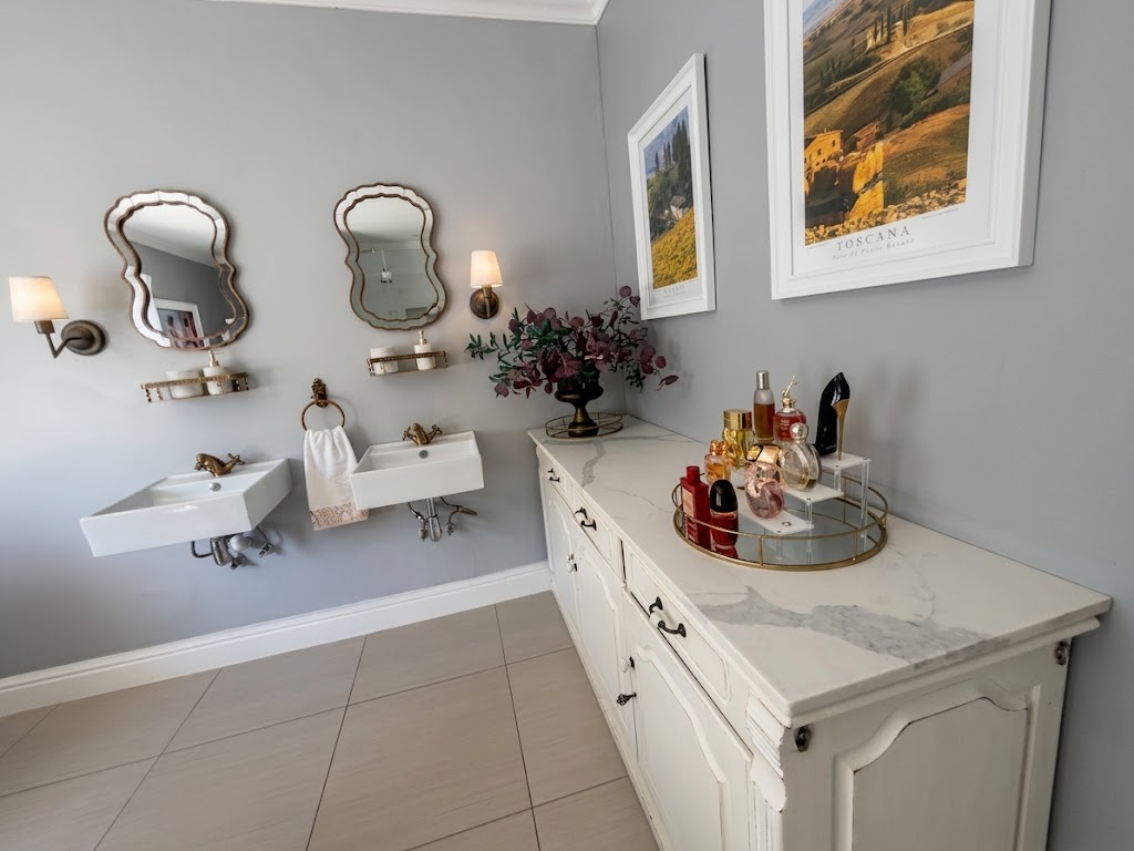 Double vanity in the Presidential Suite en-suite