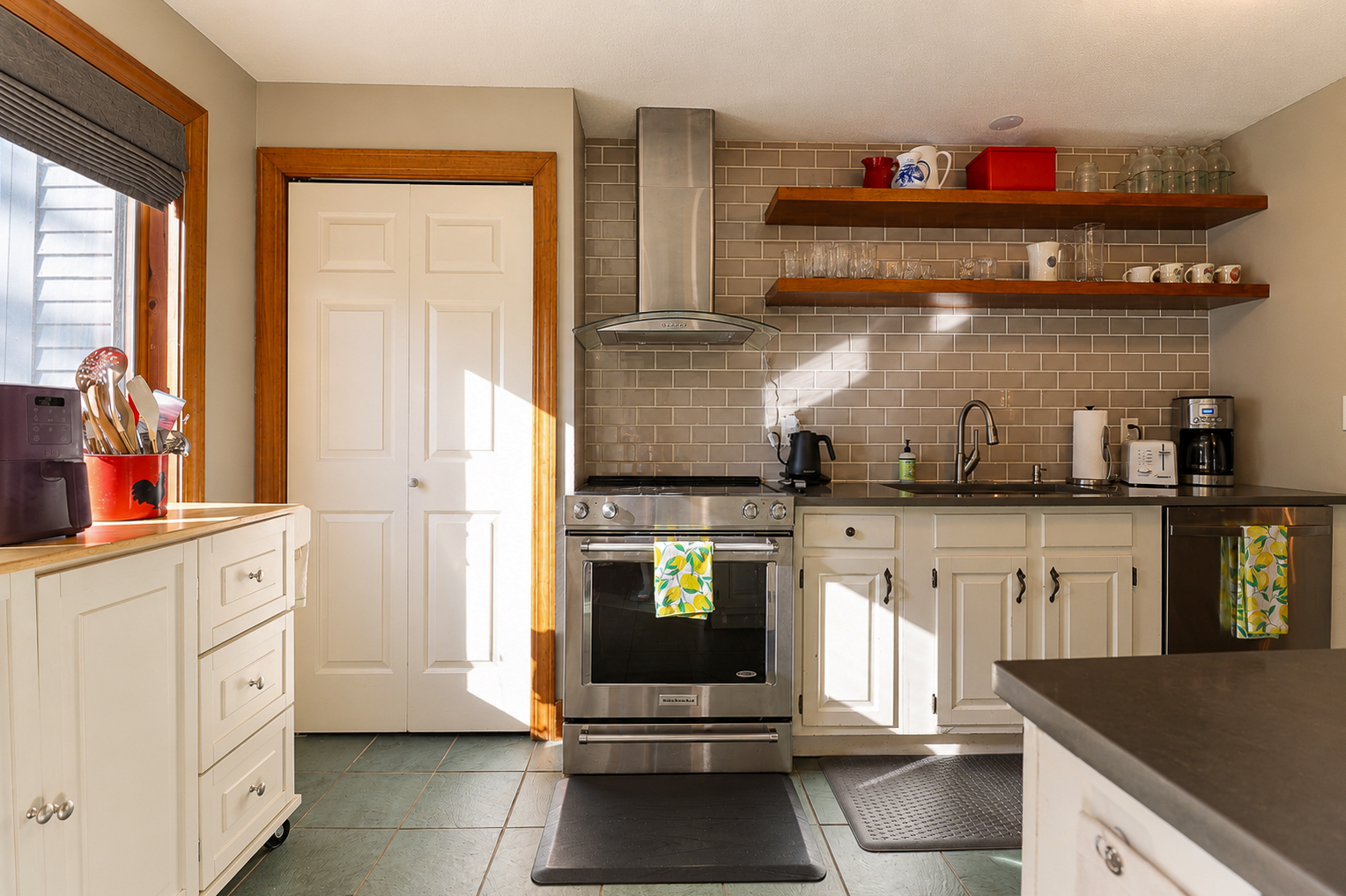 Modern Quechee Townhouse | 3 Bedroom with AC! — interior photo 2