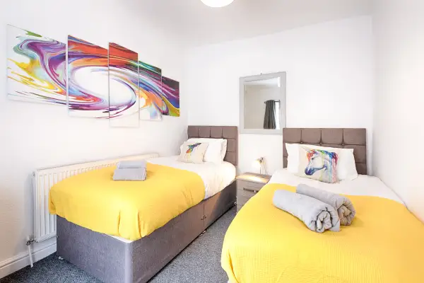 City Centre • Parking • TVs • Ideal for Work Crew - Image 12