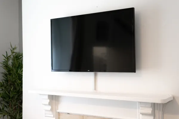 City Centre • Parking • TVs • Ideal for Work Crew - Image 7