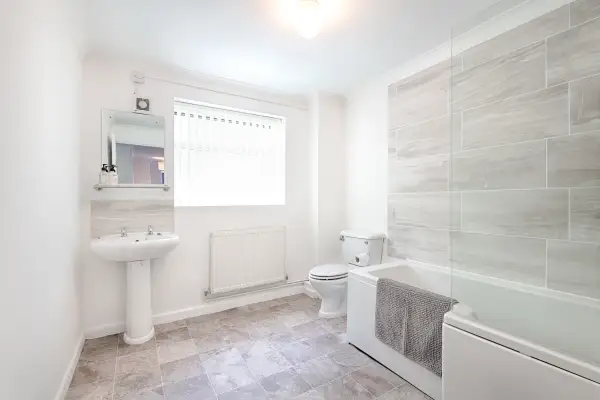 City Centre • Parking • TVs • Ideal for Work Crew - Image 8