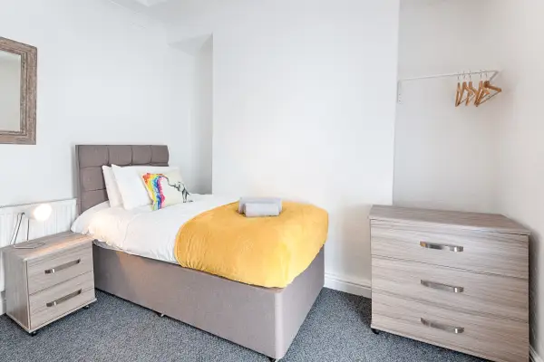 City Centre • Parking • TVs • Ideal for Work Crew - Image 23