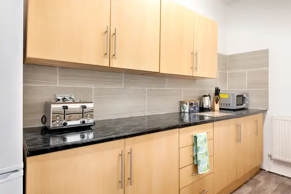 City Centre • Parking • TVs • Ideal for Work Crew - Image 13