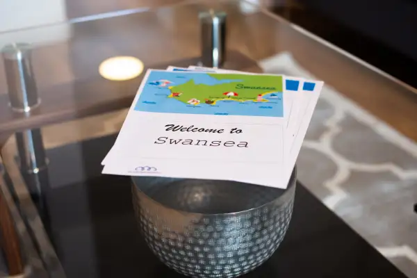 Contractor-Approved • 4 Bed • Smart TVs •Access M4 - Image 30