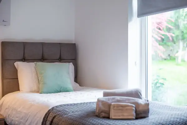 Contractor-Approved • 4 Bed • Smart TVs •Access M4 - Image 29