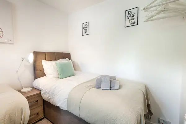 Contractor-Approved • 4 Bed • Smart TVs •Access M4 - Image 19