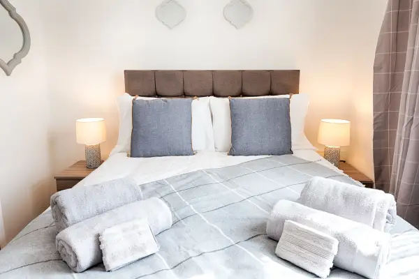 Contractor-Approved • 4 Bed • Smart TVs •Access M4 - Image 18