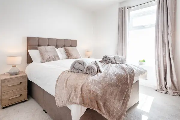 Contractor-Approved • 4 Bed • Smart TVs •Access M4 - Image 13