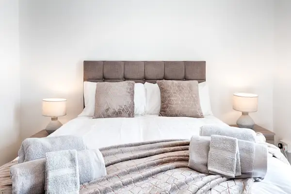 Contractor-Approved • 4 Bed • Smart TVs •Access M4 - Image 9